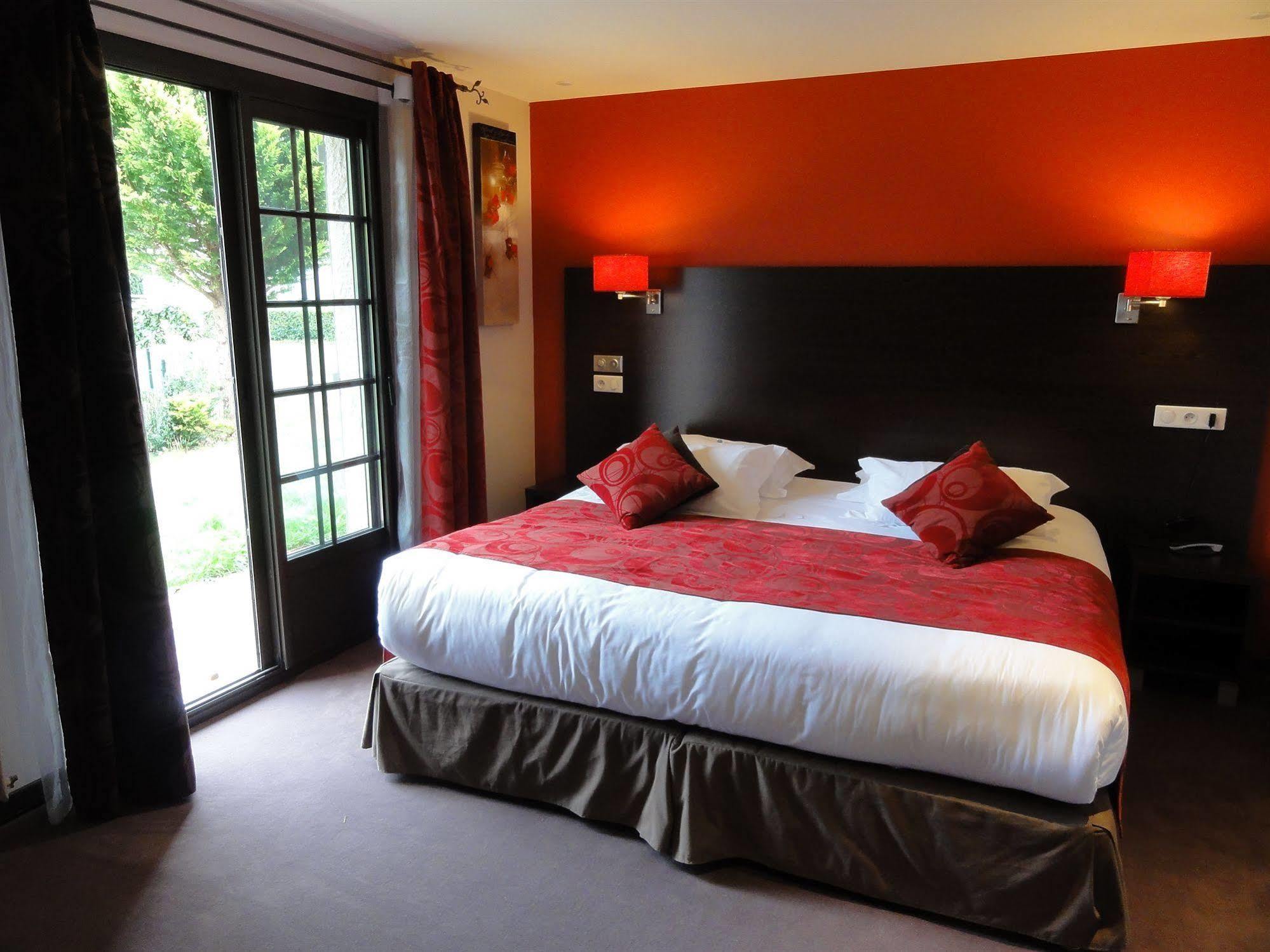 Hotel Restaurant Les Coquelicots, The Originals Relais Saint-Pardoux-l'Ortigier Pokoj fotografie